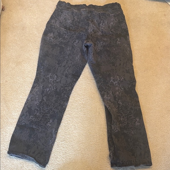 Gloria Vanderbilt Black Floral Charcoal Gloria Vanderbilt Amanda Stretch Jeans. - Picture 6 of 6